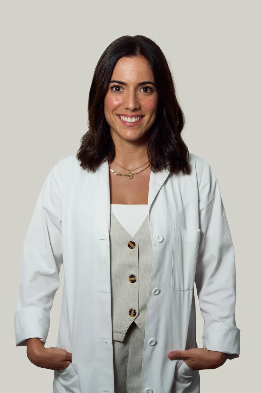 Ada con la bata de la farmacia